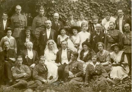 Karolina i Henryk Przewłoccy w dniu ślubu, w otoczeniu rodziny i gości, 15 sierpnia 1919 (fot. OK)